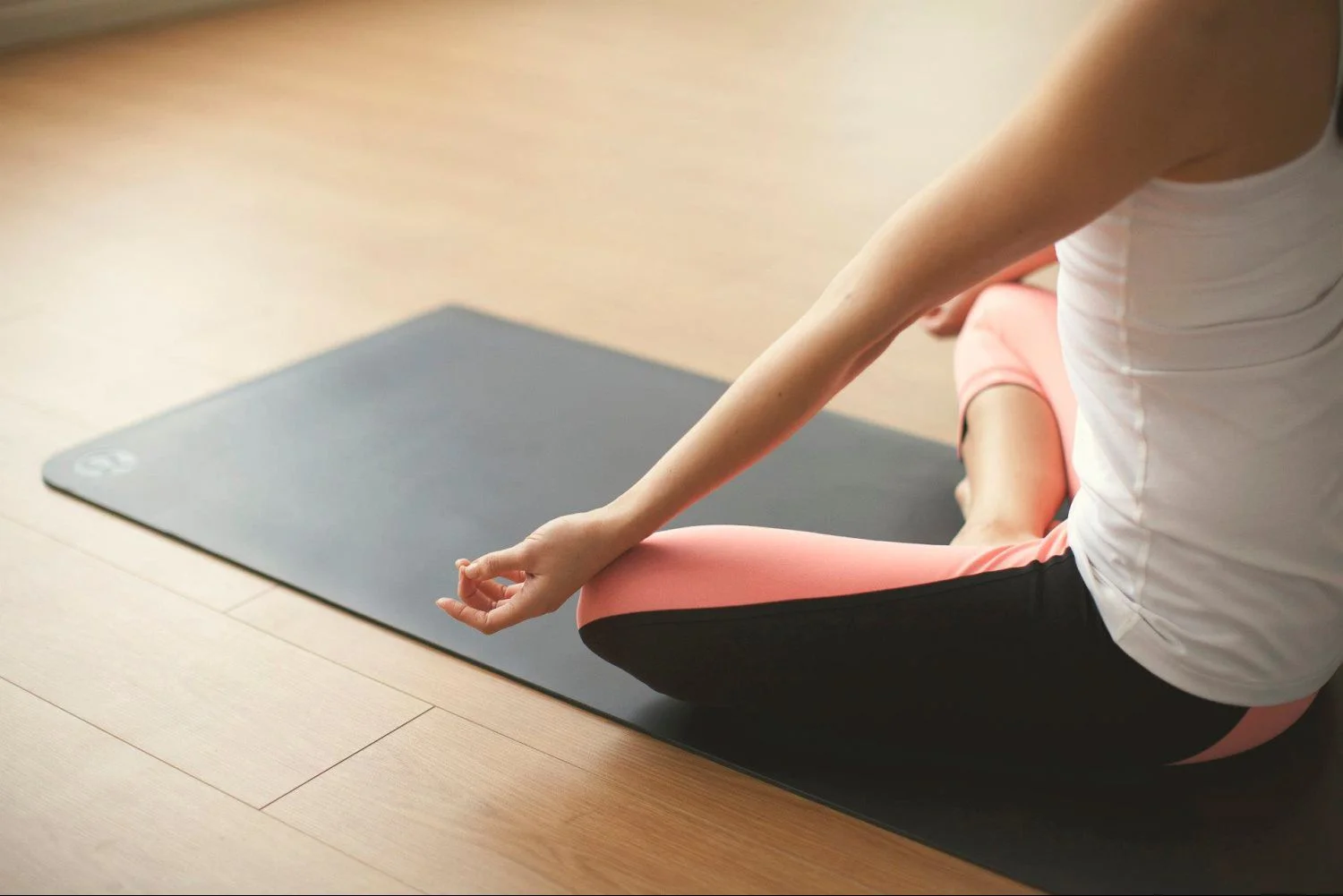 Mulher praticando Yoga — postura de meditação com presença e respiração consciente